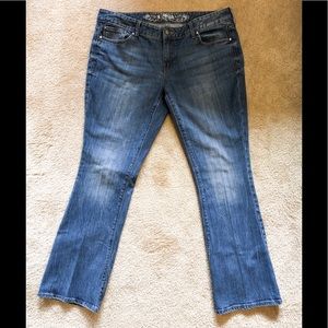 Express Eva • Curvy Fit • Barely Boot Jeans • 12S